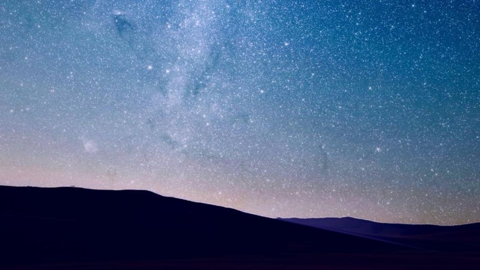 Un ciel étoilé au-dessus de collines, la nuit