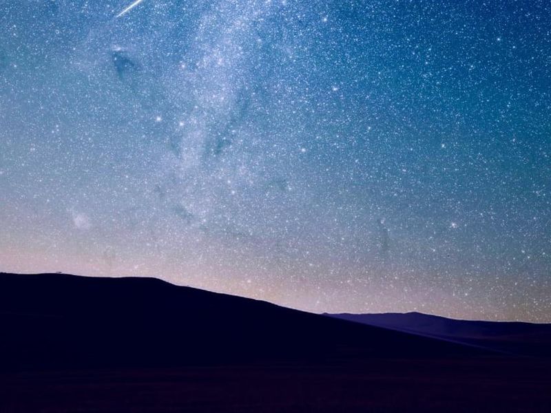 Un ciel étoilé au-dessus de collines, la nuit