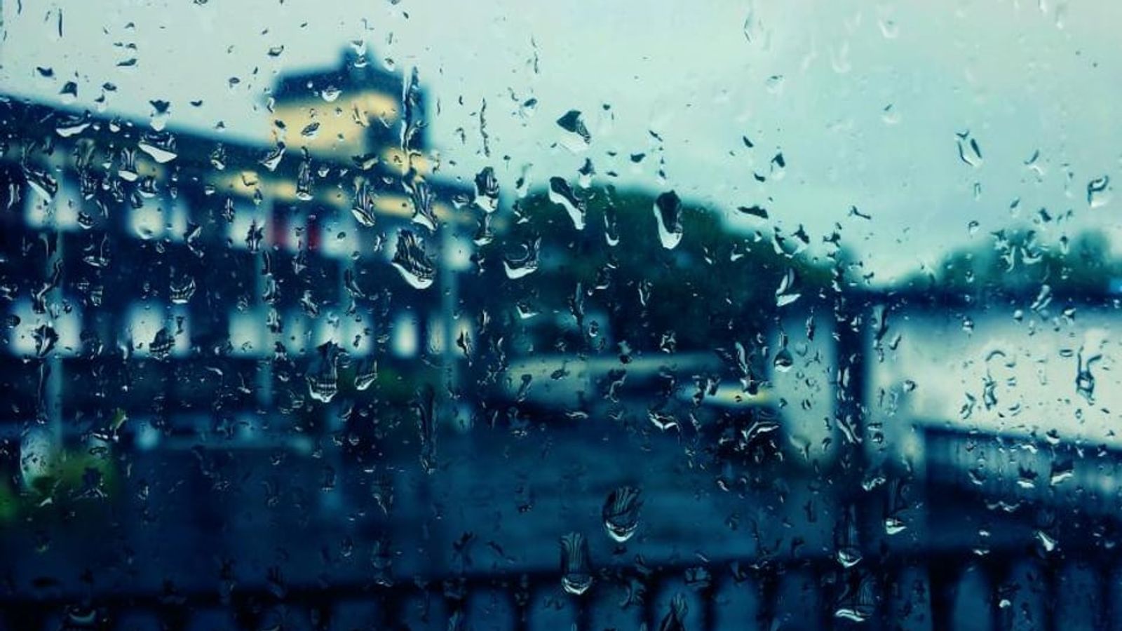 Des gouttes de pluie sur une vitre, le soir