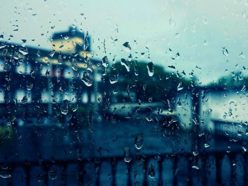 Des gouttes de pluie sur une vitre, le soir