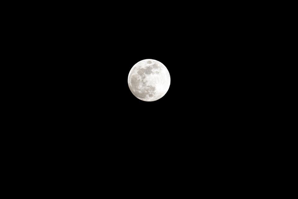 La lune dans un ciel entièrement noir