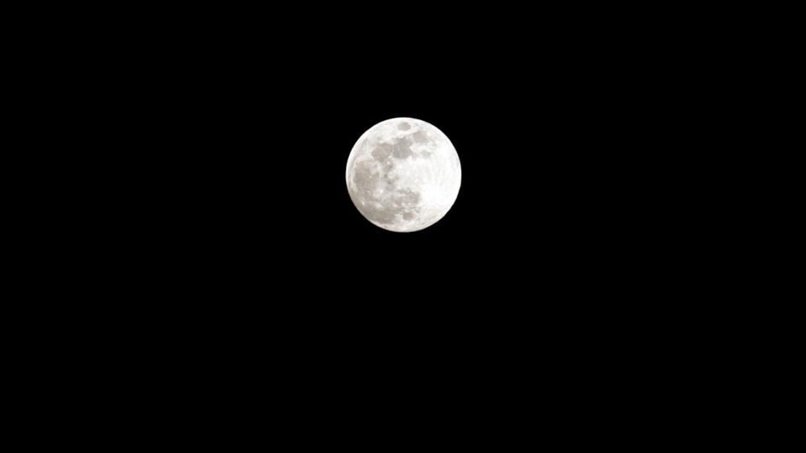 La lune dans un ciel entièrement noir