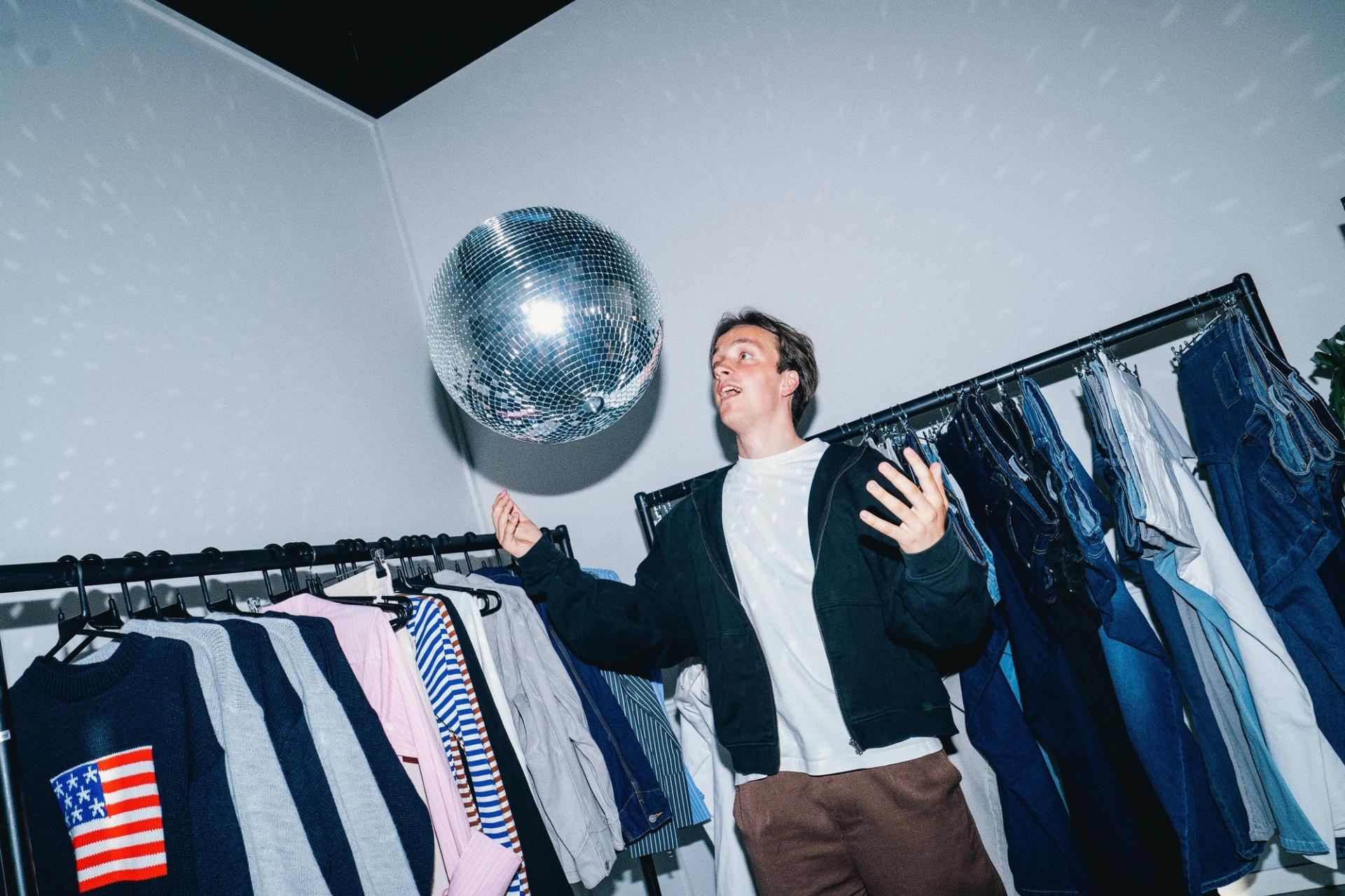 Din Vintage Shop retains 43.09% of returns