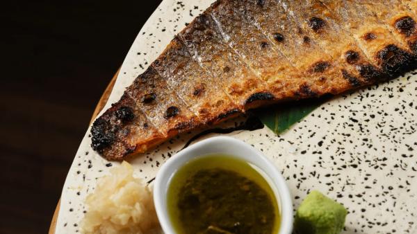 Lubina al carbón con salsa huacatay servida en robata en Arko Sushi Restaurant Barcelona.