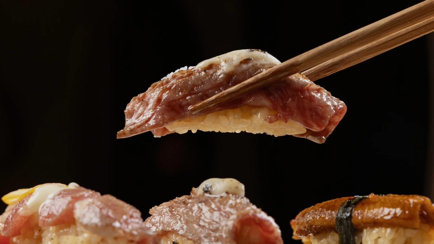 Nigiri de wagyu con crema de Grana Padano y trufa servido en un restaurante japonés de fusión en Barcelona.
