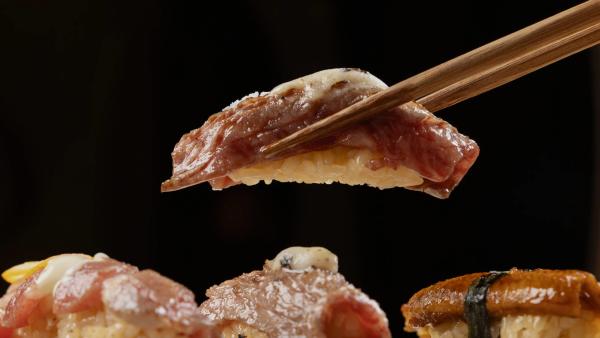 Nigiri de wagyu con crema de Grana Padano y trufa servido en un restaurante japonés de fusión en Barcelona.