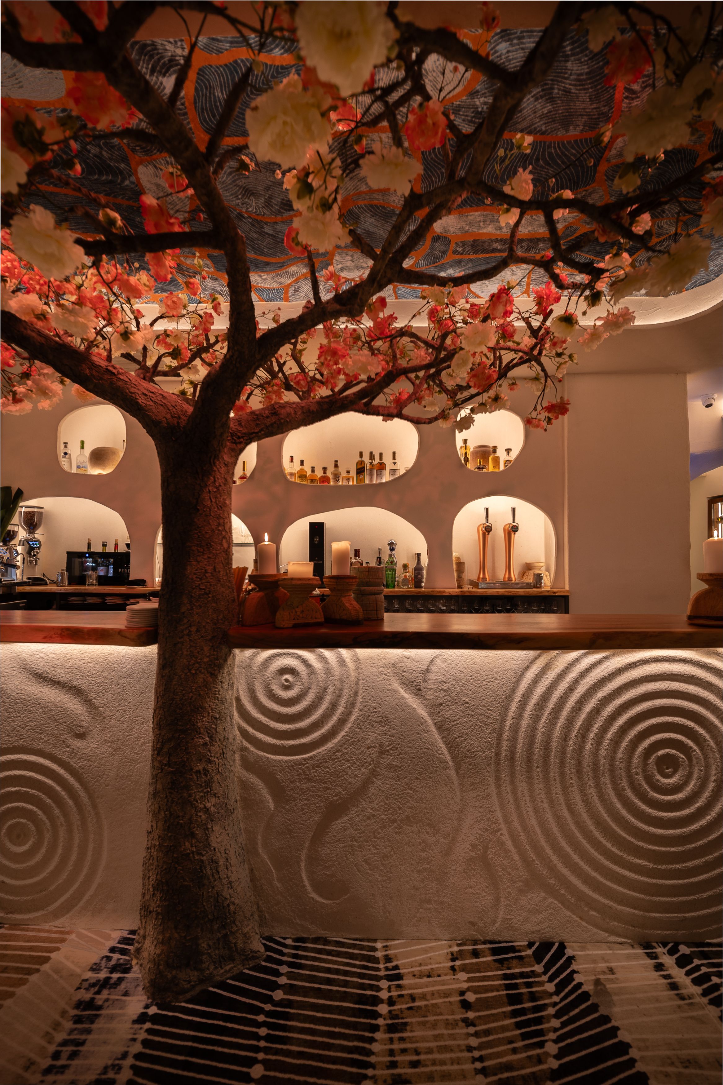 Barra del restaurante Arko con árbol de cerezo