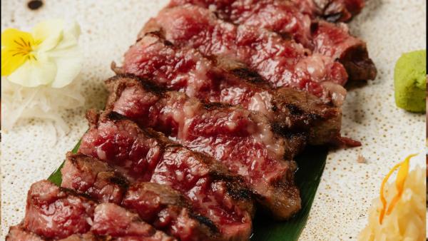 Selección de platos de Wagyu japonés en Arko Sushi Restaurant Barcelona, incluyendo carne A5, uramaki con wagyu y preparaciones a la brasa con trufa.
