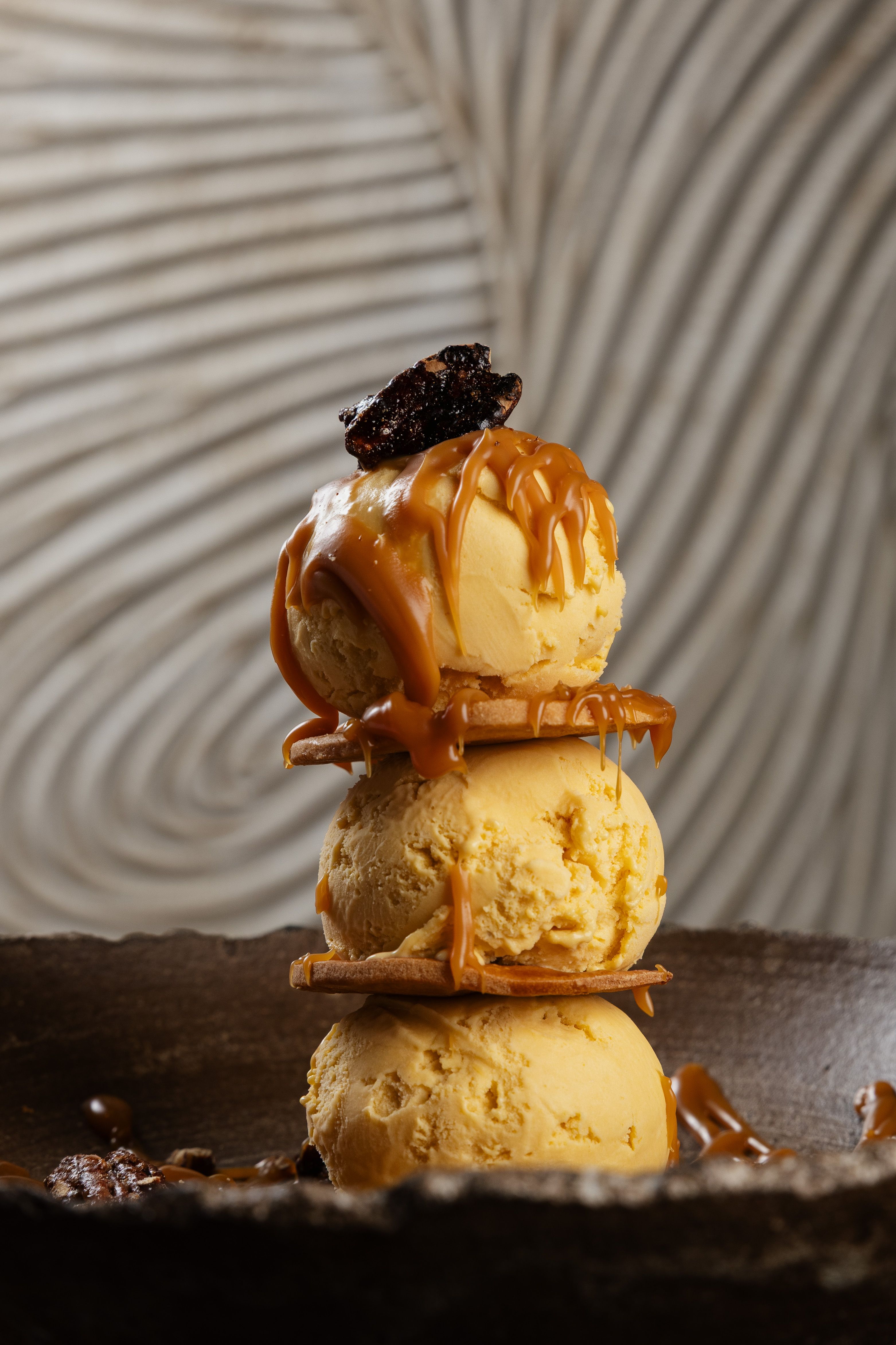 Gelato de lúcuma, sablé, nueces pecanas y caramelo salado