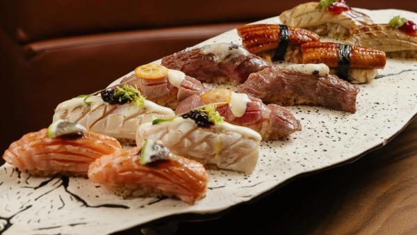 Hamachi (pez limón) en sashimi y nigiri servido en Arko Sushi Restaurant Barcelona con presentación japonesa elegante.