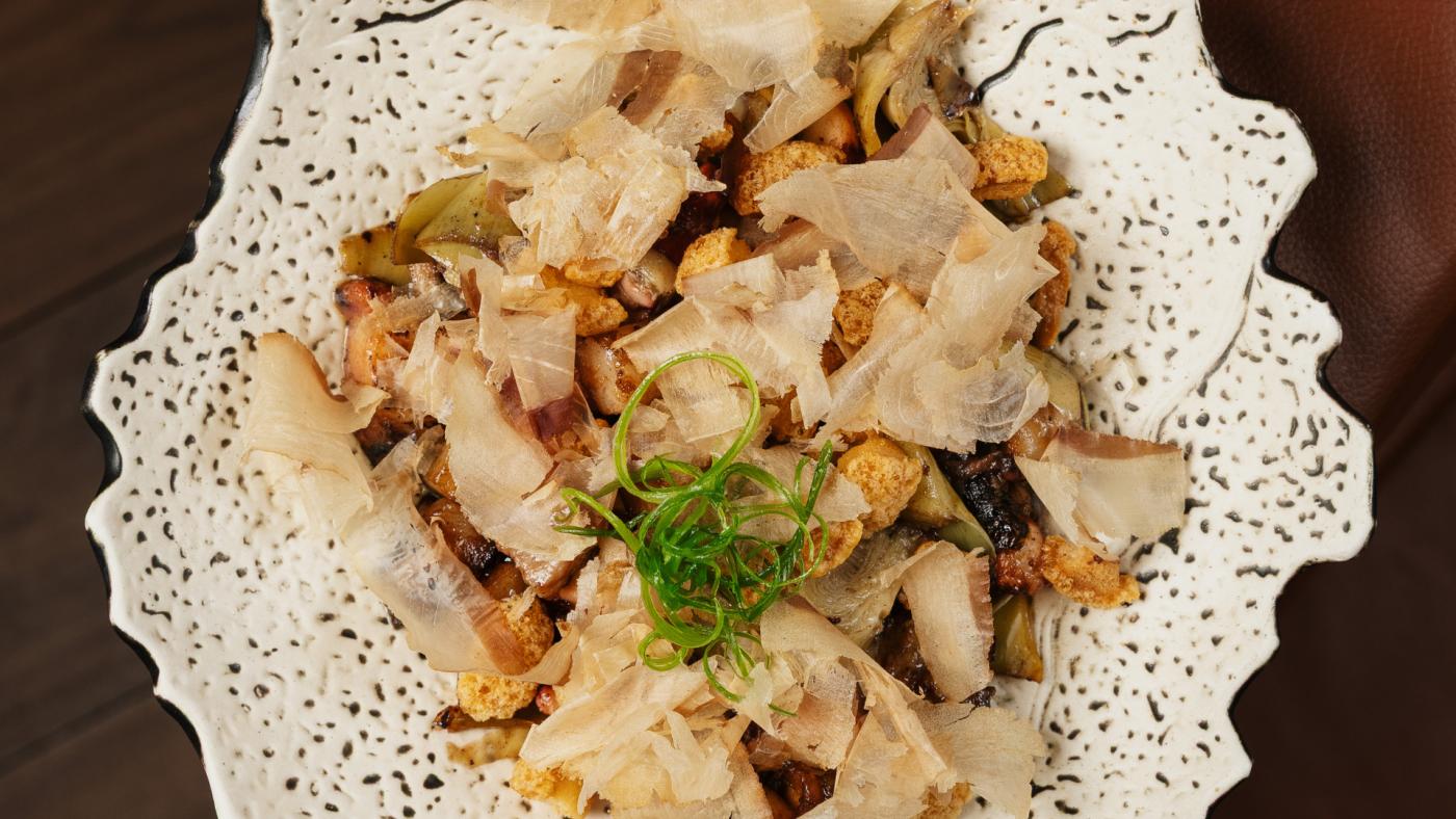 Salteado de calamares al wok con vegetales orientales servido en Arko Sushi Restaurant Barcelona.