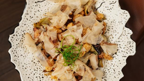 Salteado de calamares al wok con vegetales orientales servido en Arko Sushi Restaurant Barcelona.