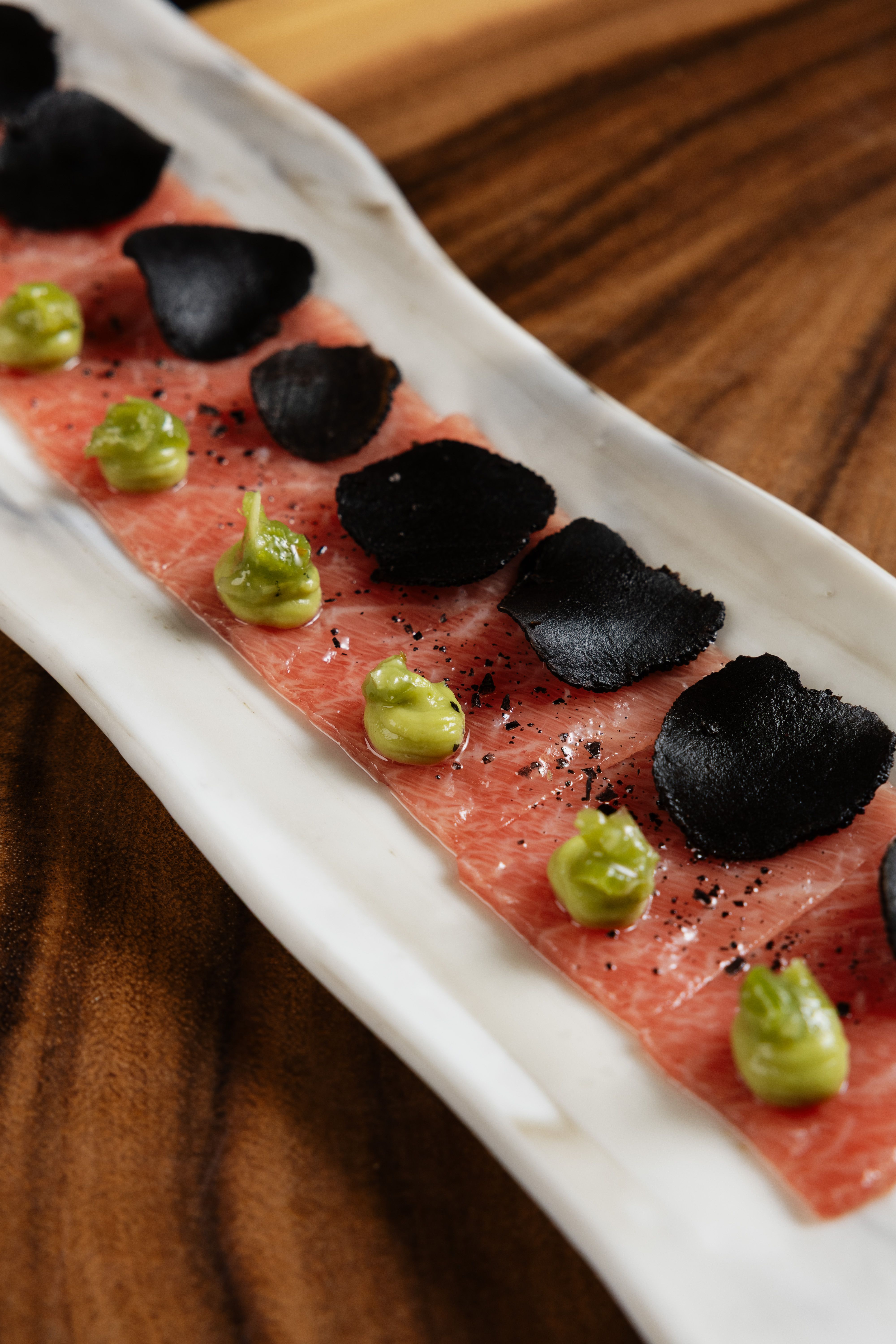 Carpaccio de ventresca Bluefin trufado, kizami, wasabi y crema de aguacate