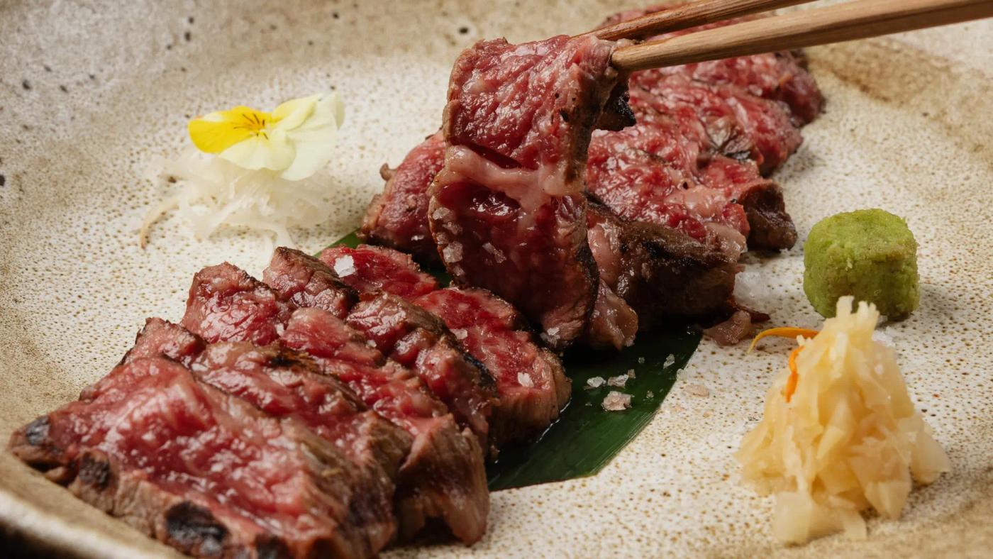 Llom baix de Wagyu Miyazaki cuinat amb cura a la brasa a Arko Restaurant Barcelona.