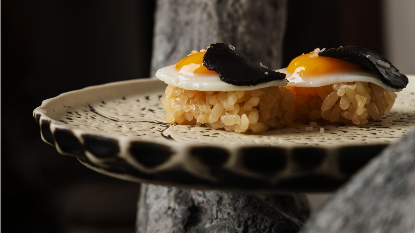 Arroz Koshihikari japonés perfectamente cocido utilizado en sushi en Arko Sushi Restaurant Barcelona, mostrando granos brillantes y textura ideal para nigiri y uramaki.