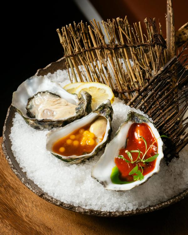 Ostras Especial de Claire servidas al natural en Arko, restaurante japonés en el Eixample de Barcelona, marisco fresco premium