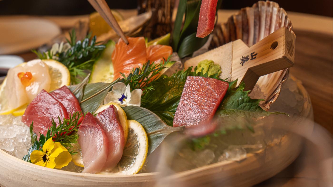 Sashimi de ventresca de atún rojo (otoro) servido en Arko Sushi Restaurant Barcelona Eixample, con corte marmoleado y presentación japonesa elegante.