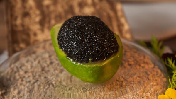 Aguacate relleno de tartar de atún rojo con caviar Baeri servido en Arko Sushi Restaurant Barcelona, plato gourmet con presentación elegante y alta cocina japonesa.
