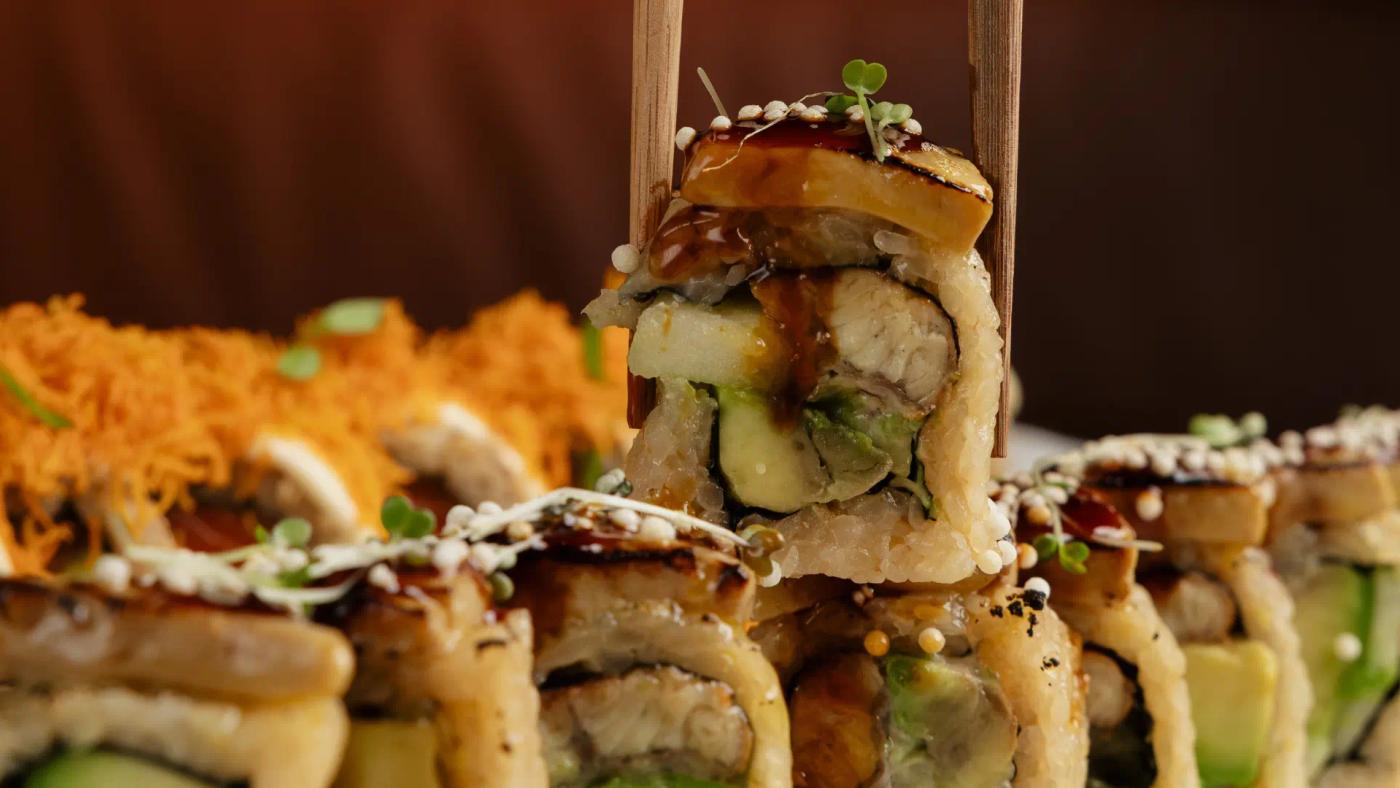 Variedad de uramakis de atún, salmón, anguila y langostinos en tempura servidos en Arko Sushi Restaurant Barcelona.