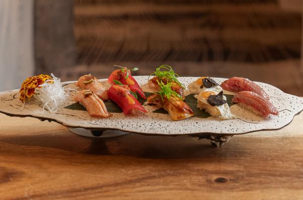 Nigiri de Vieiras de Hokkaido con Cítricos e Ikura