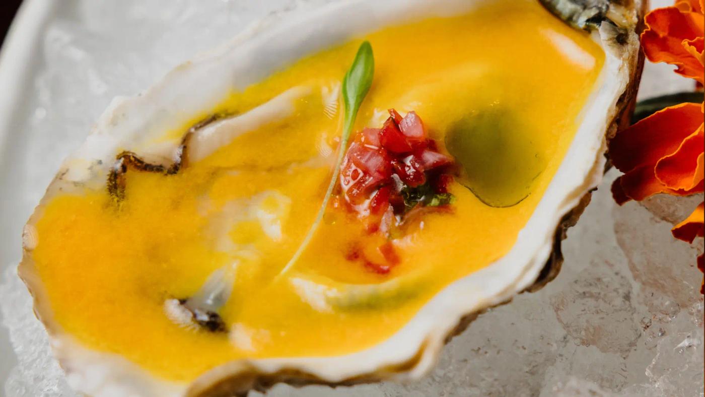 Ostra servida amb llet de tigre, ají rocoto i coriandre al restaurant japonès Arko, a l'Eixample de Barcelona.