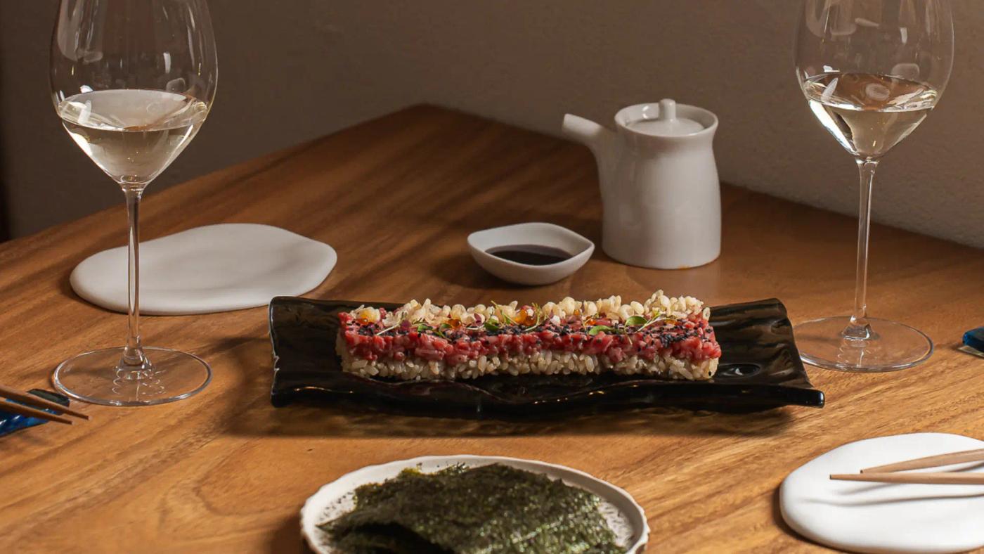 Tempura japonesa crujiente de mariscos y verduras servida en Arko Sushi Restaurant Barcelona.