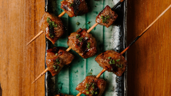 Parrilla de mesa para barbacoa japonesa Yakiniku con yakitori de Wagyu A5 en el restaurante Arko de Barcelona