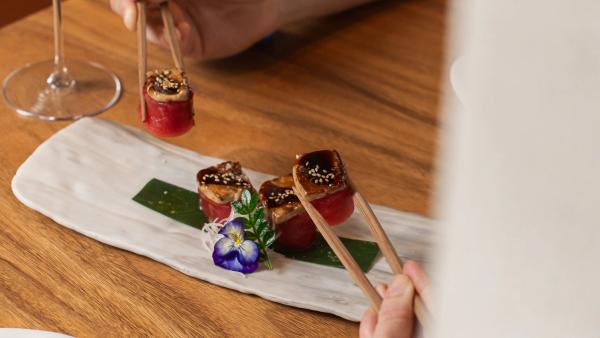 Selección de gunkan sushi en Arko Barcelona con atún, foie, salsa teriyaki y caviar Baeri sobre arroz de sushi Koshihikari.