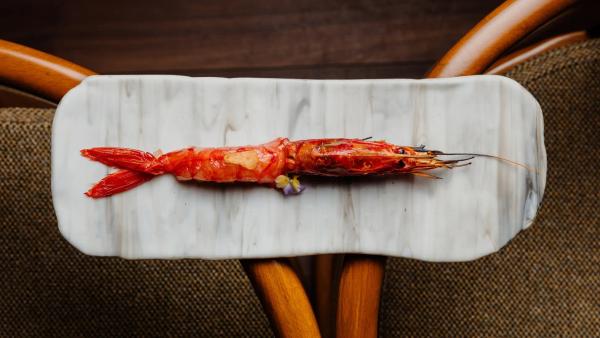 Nigiri de carabinero al ajillo servido en Arko, restaurante japonés premium del Eixample de Barcelona