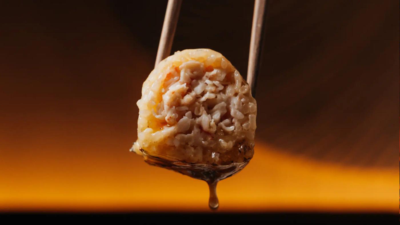 Rollo inclinat sobre un platet de salsa de soja al restaurant japonès Arko, a l'Eixample de Barcelona