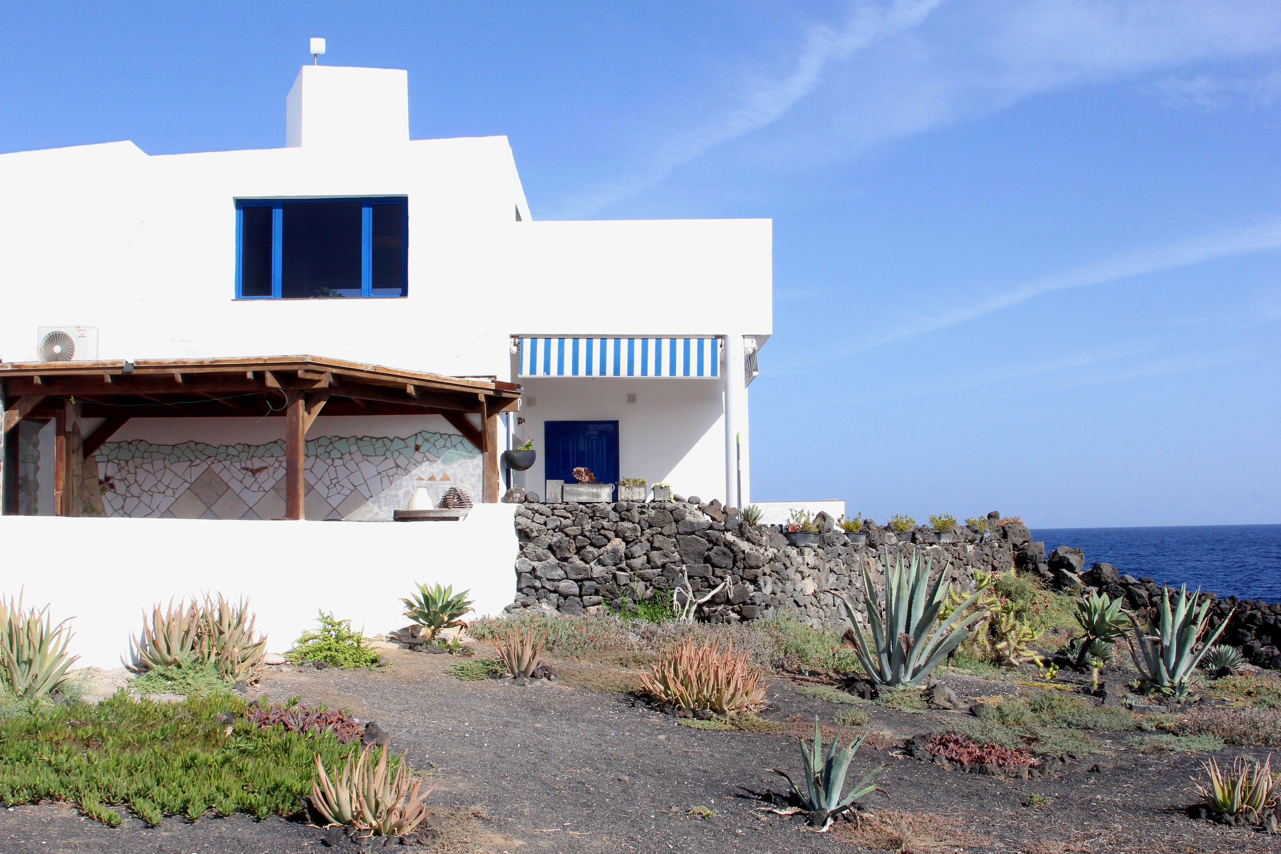A white holiday house next to the beach, Canary Islands