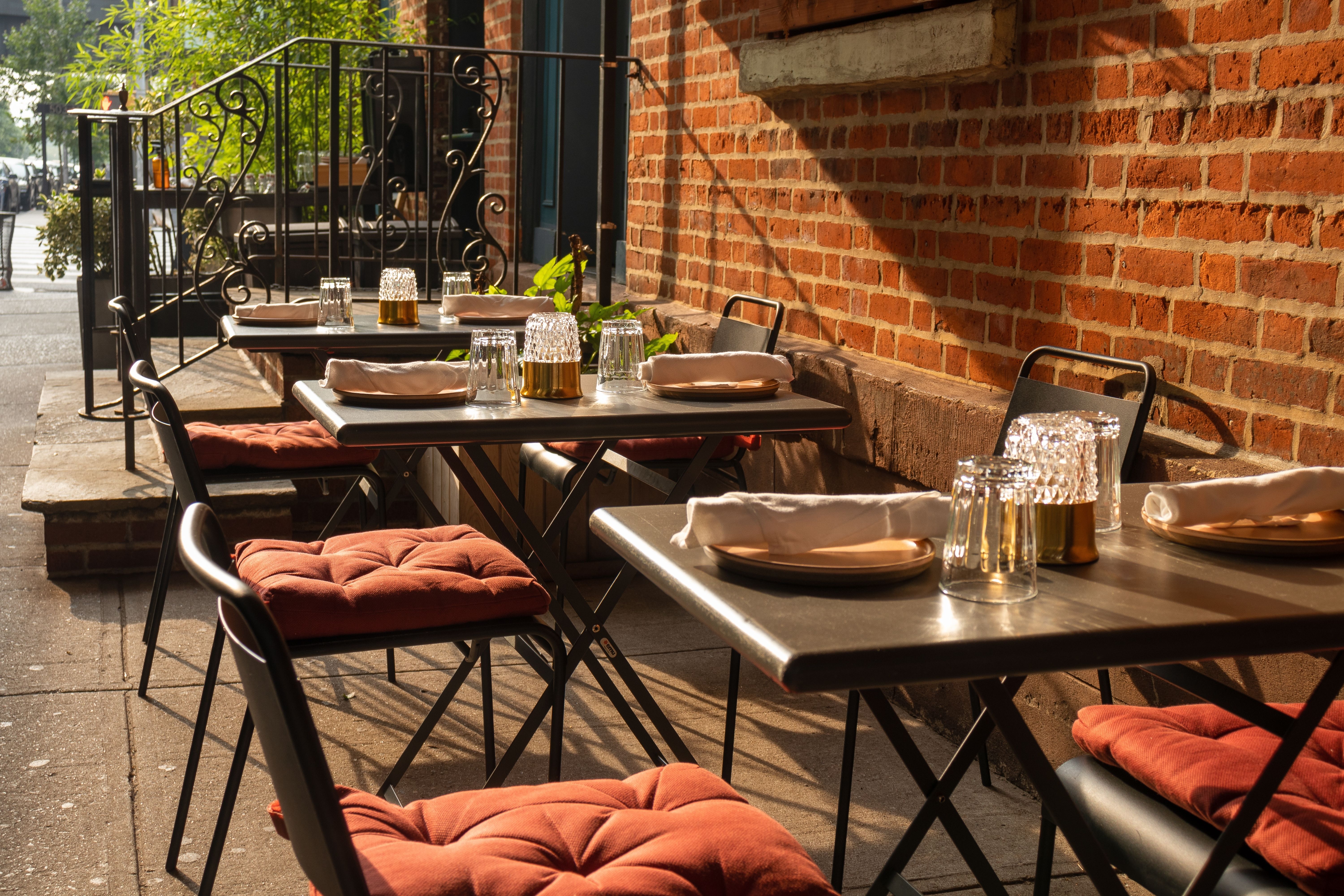 Restaurant tables on a sidewalk in New York