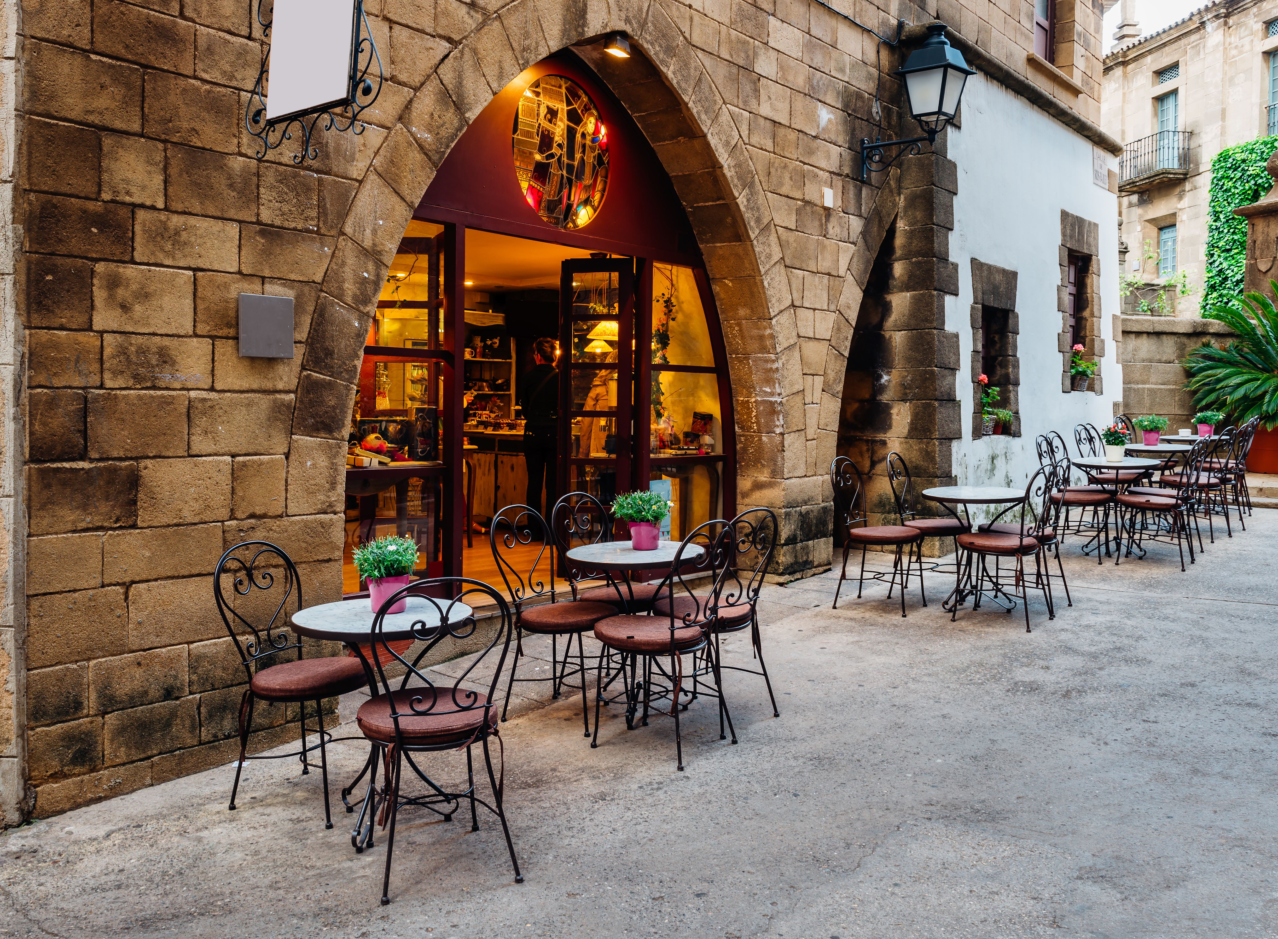 Outdoor tables and chairs at a courtyard restaurant in Barcelona