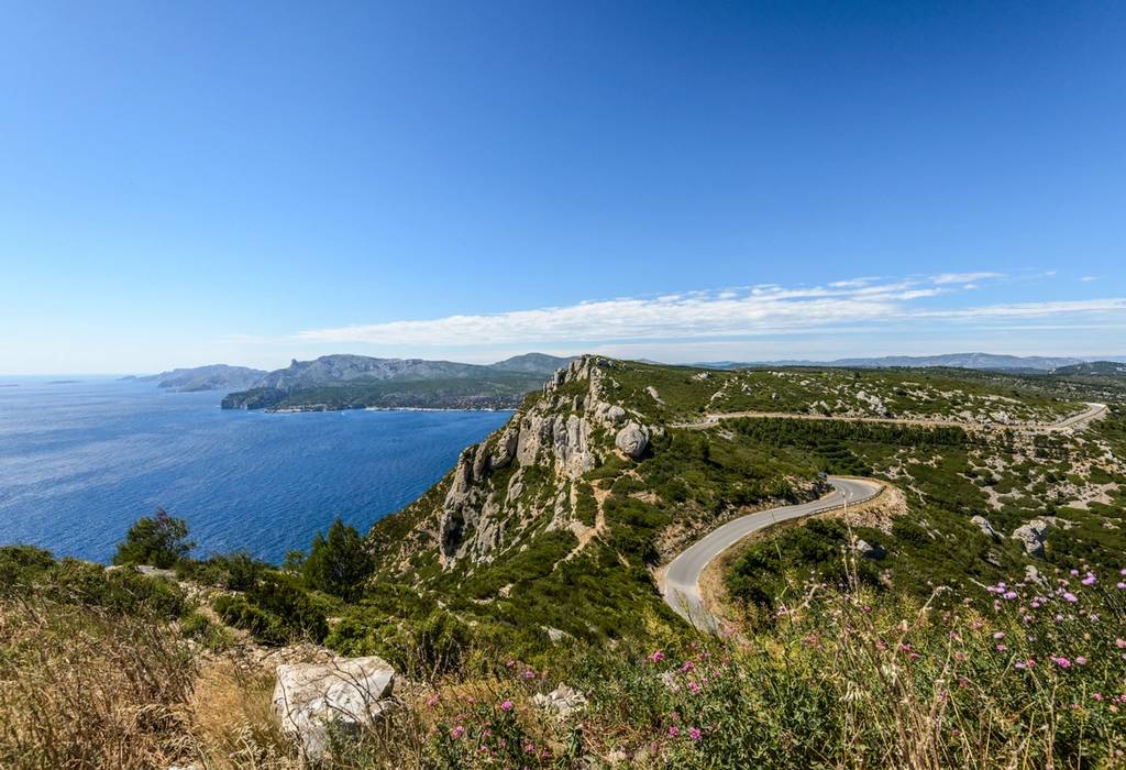 View of a round curing around peaks and cliffs on the south coast of France, near Marseille
