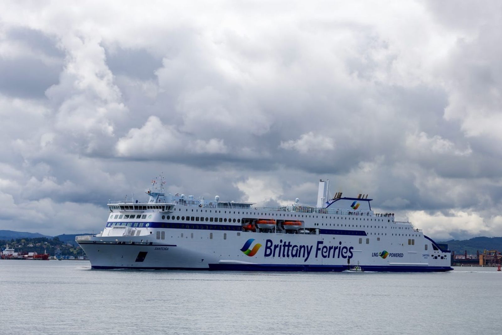 Guía del Ferry Plymouth a Roscoff ferry approaching the iconic White Cliffs on the busiest cross-Channel route