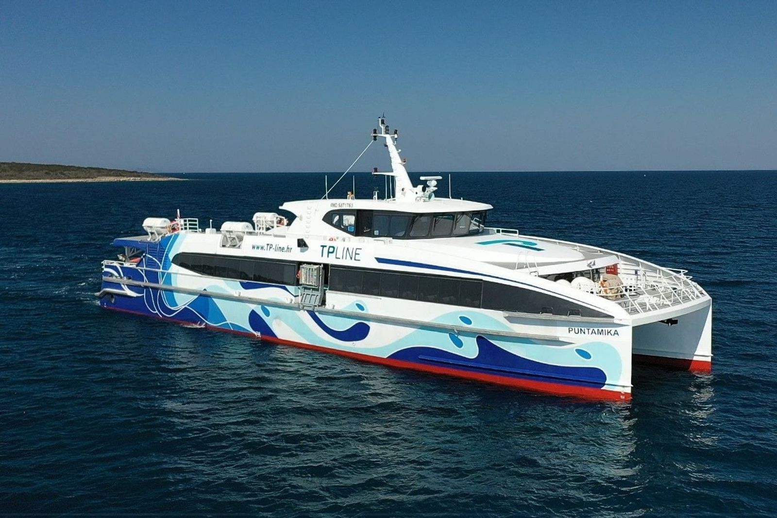 Executive Summary professional vessel facilities and passenger amenities