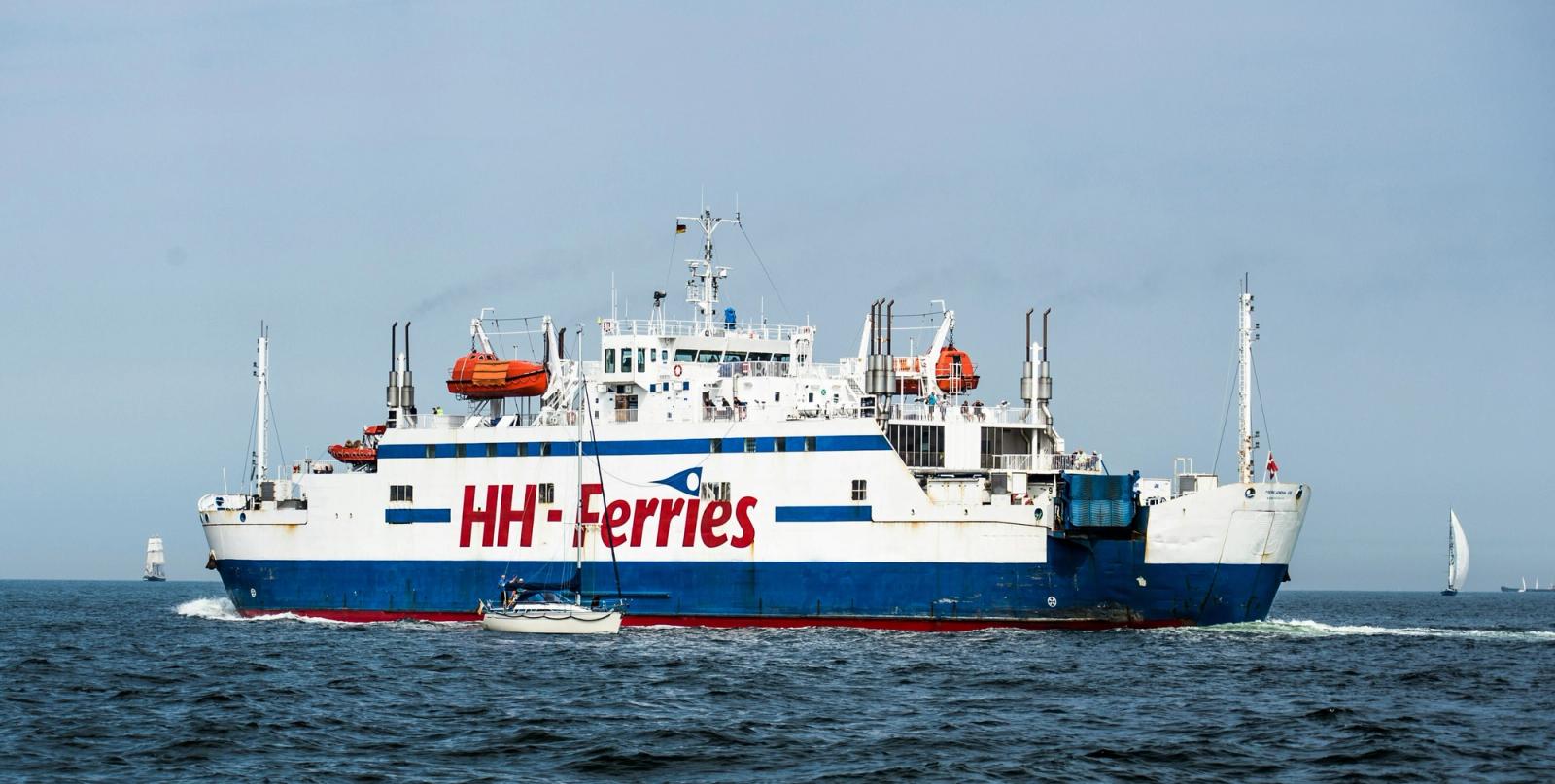 Guía del Ferry Harwich a Hook of Holland ferry approaching the iconic White Cliffs on the busiest cross-Channel route