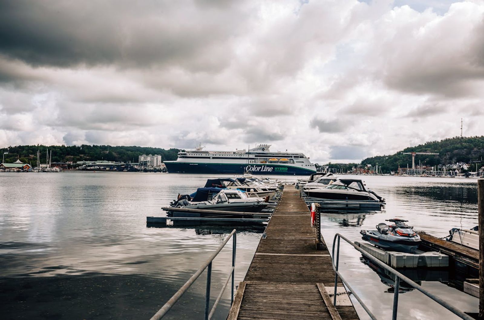 Guía del Ferry Kristiansand a Hirtshals ferry approaching the iconic White Cliffs on the busiest cross-Channel route