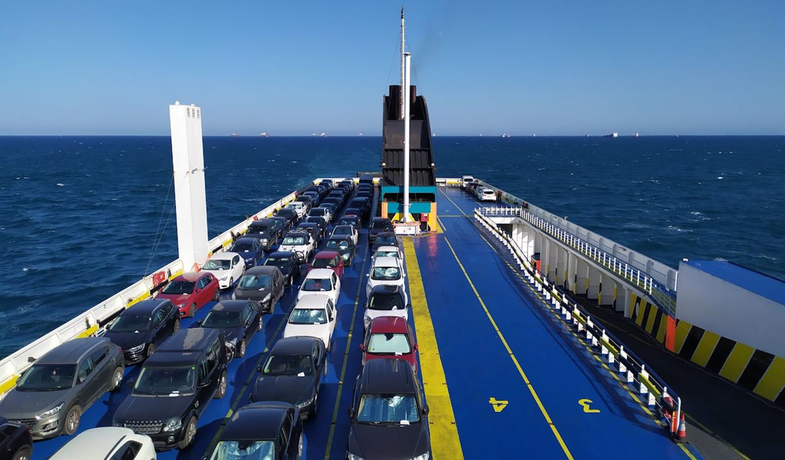 Vehículos cargados en la cubierta de vehículos de un ferri Stena Line en el cruce Göteborg-Frederikshavn