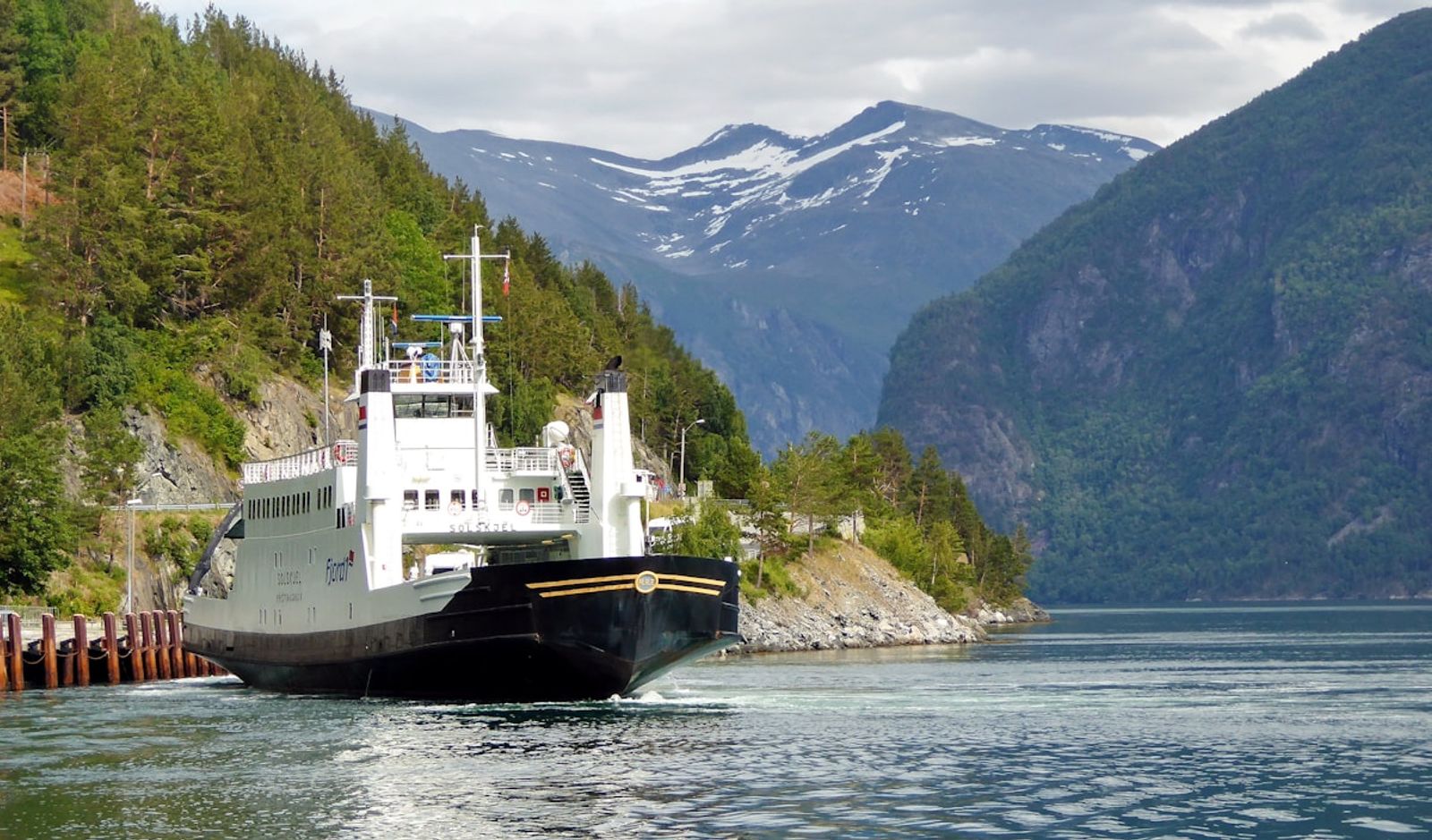 Catamarán de alta velocidad de Molslinjen cruzando el Kattegat entre Ebeltoft y Odden