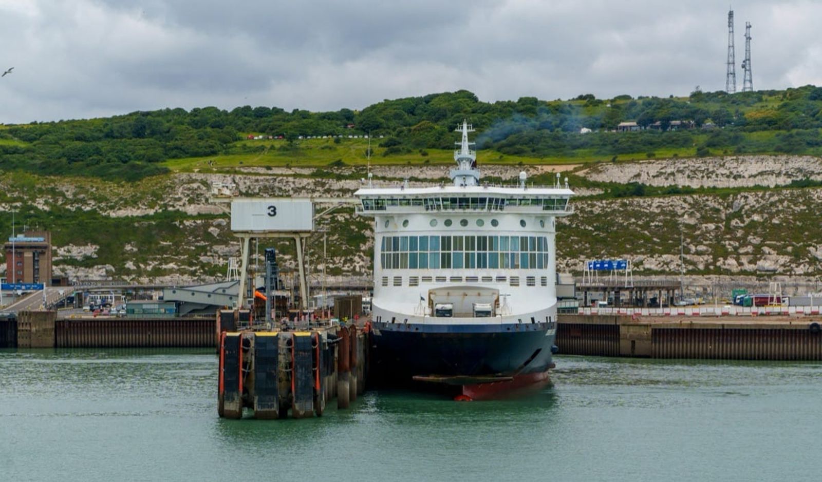 Terminal y cruce del ferri Dover-Calais mostrando sus eficientes operaciones