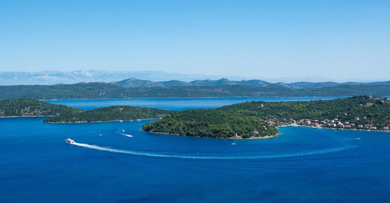 Executive Summary professional vessel facilities and passenger amenities