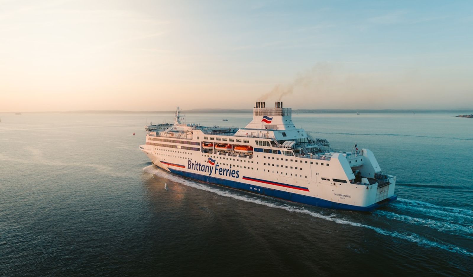 Crucero-ferri Brittany Ferries cruzando el Canal de la Mancha en la ruta Portsmouth-Caen