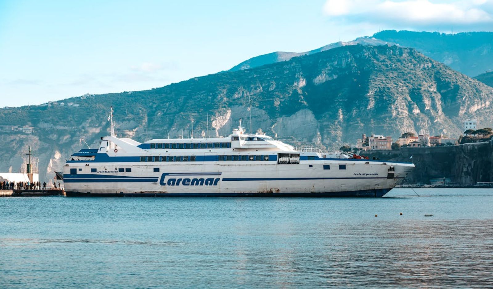 Ferri cruzando el Mar Tirreno en la ruta Livorno-Olbia