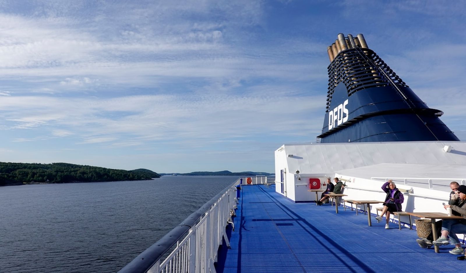 Pasajeros en cubierta del crucero-ferri Fjord Line cruzando el Mar del Norte en la ruta Bergen-Hirtshals