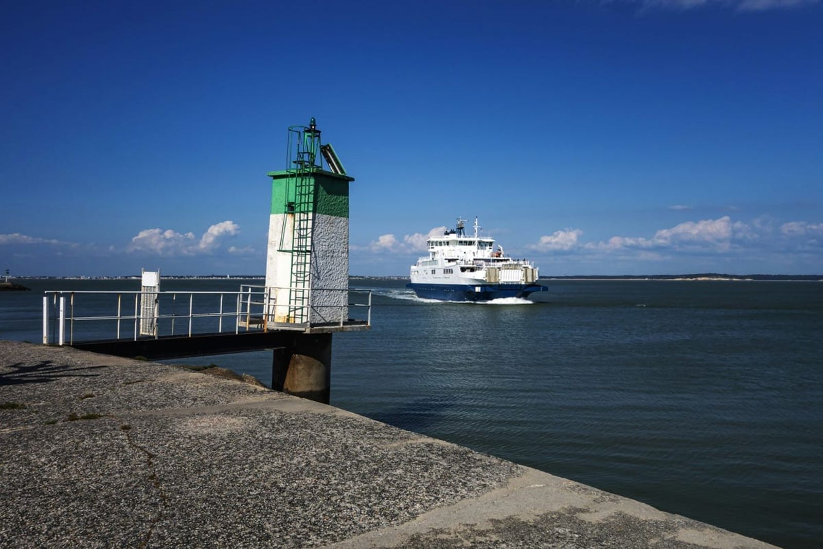 Guía del Ferry Portsmouth a Le Havre ferry approaching the iconic White Cliffs on the busiest cross-Channel route