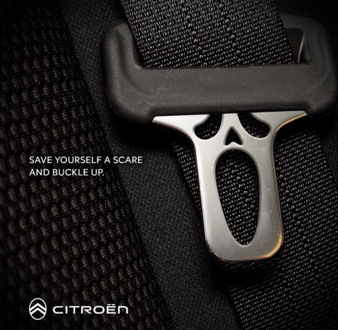 Skikkerhetssele med skummelt fjes