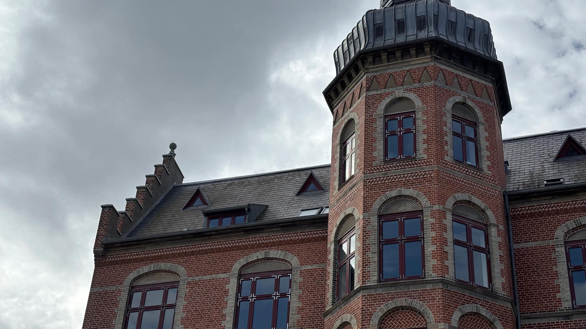 Nærbillede af facade og tag