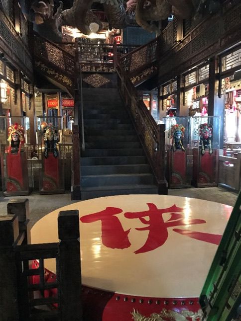 木饰面的餐饮空间，中央设有楼梯
