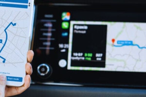 Illustration des visualisations de données télématiques pour les flottes de véhicules électriques et l'infrastructure de recharge